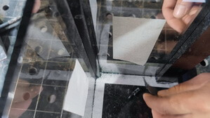 Удаляем излишки клея внутри лампады