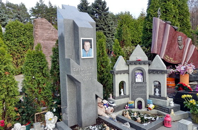 Надгробье с православным крестом и памятник для ребёнка